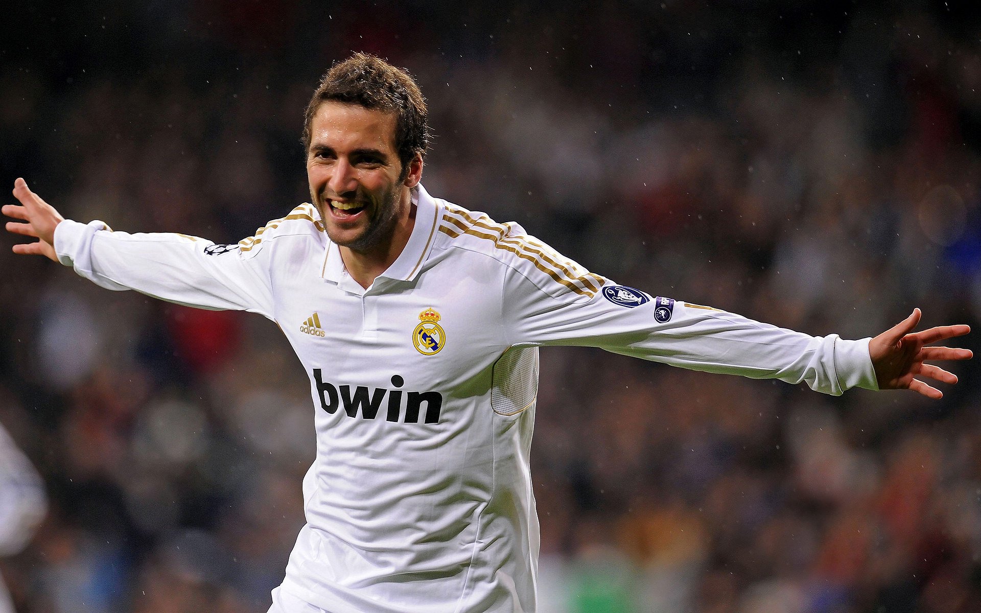 东契奇三分线外连续命中带动独行侠反超,东契奇三分造犯规